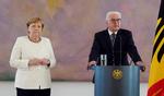 Kansler Angela Merkel og Tysklands nuværende præsident og tidligere udenrigsminister, Franz-Walter Steinmeier, var målet for NSA's spionage via danske kabler. For det bør de få en undskyldning fra Danmark, mener Enhedslisten. Foto: Kay Nietfeld/Ritzau Scanpix