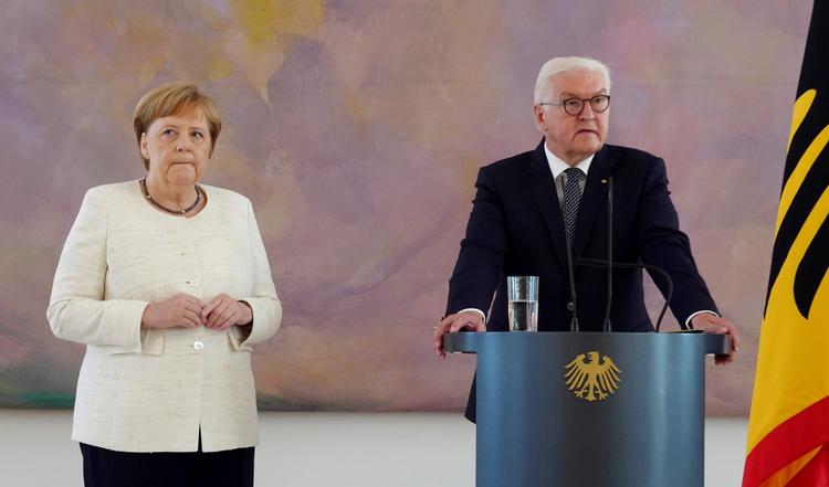 Kansler Angela Merkel og Tysklands nuværende præsident og tidligere udenrigsminister, Franz-Walter Steinmeier, var målet for NSA's spionage via danske kabler. For det bør de få en undskyldning fra Danmark, mener Enhedslisten. Foto: Kay Nietfeld/Ritzau Scanpix