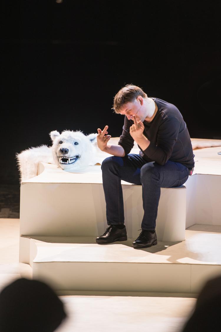 Det er svært for tourette-ramte Christian Hempel at styre sin fuckfinger, men han kan godt danse tæt med en flået isbjørn. Foto: Robert Schittko