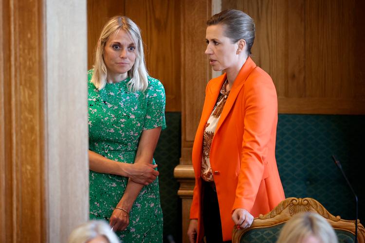 Forsvarsminister Trine Bramsen og statsminister Mette Frederiksen står med en møgsag på flere niveauer..   Foto: Jens Dresling (arkiv)/POLFOTO