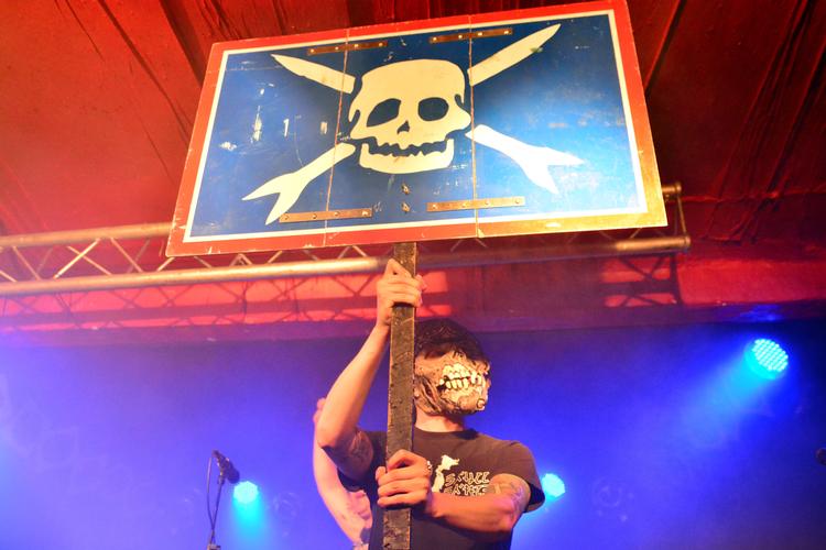 Bandet Teenage Bottlerocket ses her til en koncert i Hamburg i 2015.  Foto: Frank Schwichtenberg/Wikimedia Commons