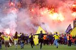 Jubelen ville ingen ende tage, da Brøndby IF sidste måned blev danske mestre i fodbold, og store flokke af fans stormede 
ind på Brøndby stadion. Guldfesten kan blive en supersprederbegivenhed, vurderer viruseksperter. I hvert fald 74 personer er indtil konstateret smittet efter festlighederne.
 Foto: Jens Dresling/POLFOTO