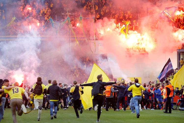 Jubelen ville ingen ende tage, da Brøndby IF sidste måned blev danske mestre i fodbold, og store flokke af fans stormede 
ind på Brøndby stadion. Guldfesten kan blive en supersprederbegivenhed, vurderer viruseksperter. I hvert fald 74 personer er indtil konstateret smittet efter festlighederne.
 Foto: Jens Dresling/POLFOTO