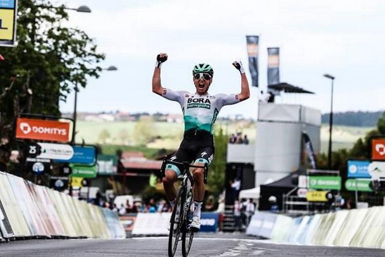 En udmattet Lukas Pöstlberger har overskud til at juble efter en lang dag i succesrigt udbrud. Foto: A.S.O/Gautier Demouveaux. 