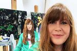 Nadia Plesner, der her har fotograferet sig selv foran et selvportræt i sit atelier, medvirker i et DR-program om selfies.  Foto: Nadia Plesner
