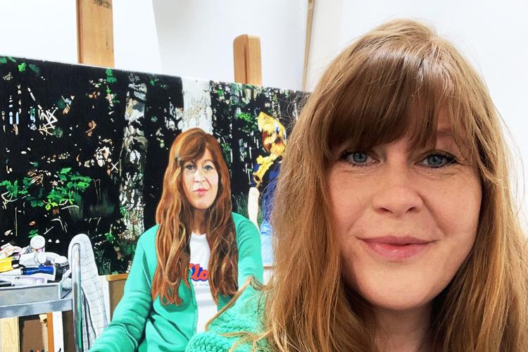 Nadia Plesner, der her har fotograferet sig selv foran et selvportræt i sit atelier, medvirker i et DR-program om selfies.  Foto: Nadia Plesner