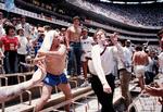 VM-kvartfinalen mellem Argentina og England i 1986 blev som en genopførelse af Falklandskrigen fire år tidligere, også blandt tilskuerne, hvor vi her ser en engelsk fan slå en argentiner.  Foto: Sergio Dorantes/Ritzau Scanpix