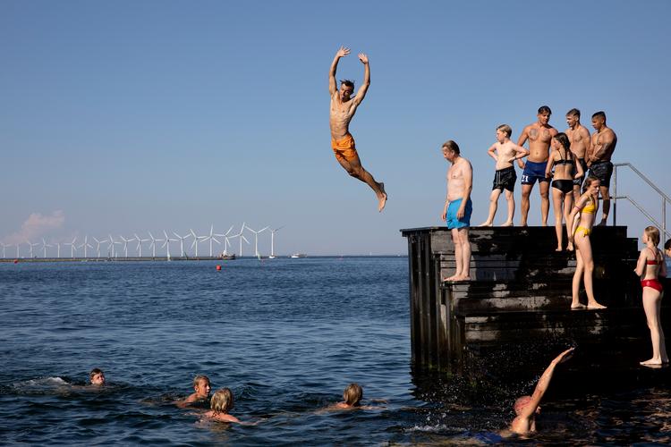Kun Svanemøllestranden er lige nu lukket for badning, så ved københavns øvrige strande og havnebade, kan man frit springe i havet. Arkivbillede. Foto: Finn Frandsen/POLFOTO