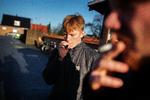 Prisstigninger på cigaretter skal forhindre især unge i at ryge. Regeringen planlægger at gøre det forbudt at sælge cigaretter til gammel pris 3 måneder efter prisstigningen. Kritikere forstår ikke, hvorfor der skal gå 3 måneder, før forbuddet træder i kraft. Arkivfoto.  Foto: Martin Lehmann/POLFOTO