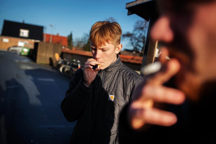 Prisstigninger på cigaretter skal forhindre især unge i at ryge. Regeringen planlægger at gøre det forbudt at sælge cigaretter til gammel pris 3 måneder efter prisstigningen. Kritikere forstår ikke, hvorfor der skal gå 3 måneder, før forbuddet træder i kraft. Arkivfoto.  Foto: Martin Lehmann/POLFOTO