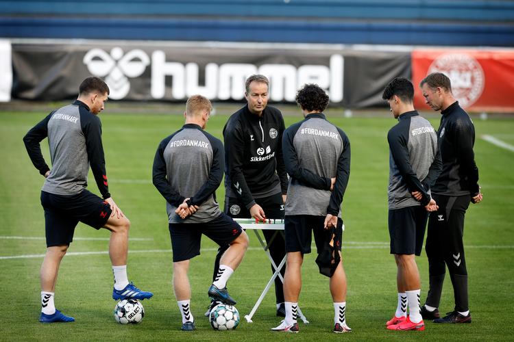 Kasper Hjulmand virker allerede til at have EM-startopstillingen klar i hovedet. Foto: Jens Dresling/POLFOTO