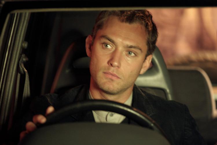 Læseren er ikke den eneste, der bøvler med utroskab. Jude Law var utro med sine børns barnepige, mens han var forlovet med Sienna Miller. En affære, han har undskyldt offentligt. Foto: Foto: Disney Buena Vista/tv4