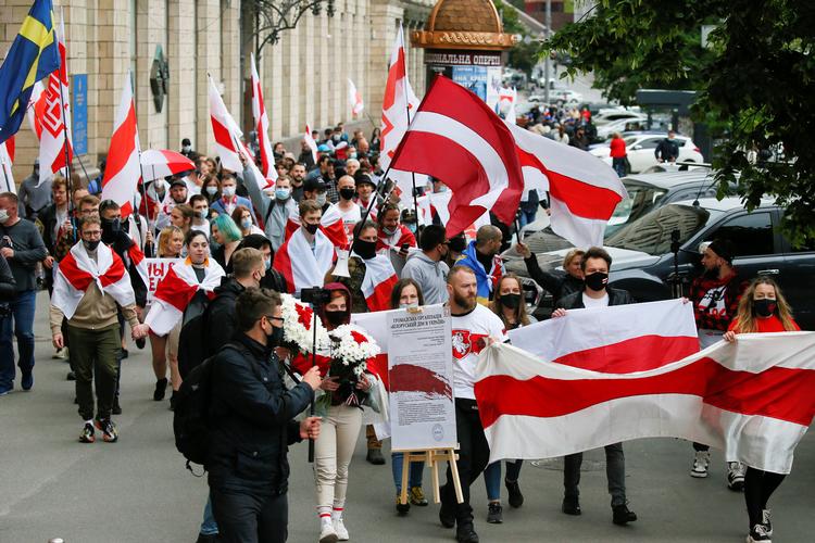 Protesterne mod det hviderussiske styre er døet ud i selve landet efter styrets brutale svar på protesterne, men de lever videre i udlandet, her i Ukraine.  Foto: Gleb Garanich/Ritzau Scanpix