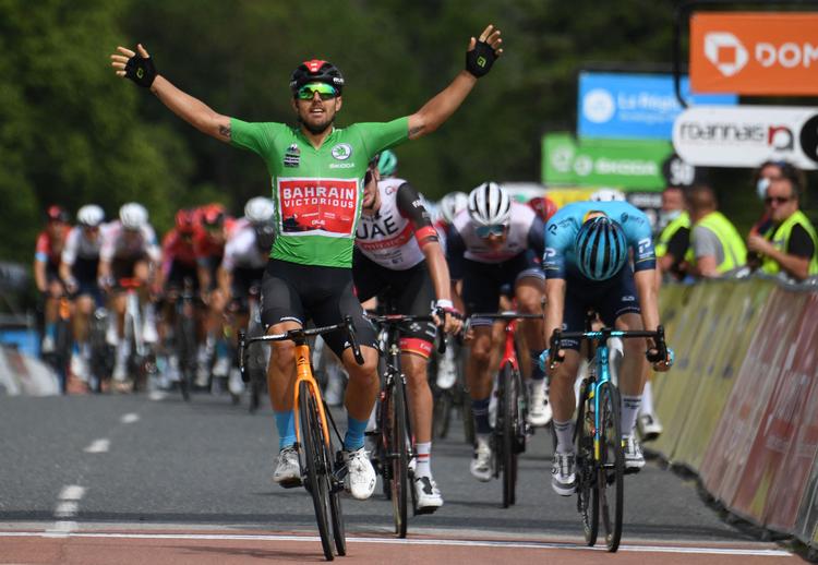 Efter to andenpladser i træk kunne den 31-årige italiener Sonny Colbrelli omsider lade juble få frit løb med sejren på 3. etape i Critérium du Dauphiné.
 Foto: Alain Jocard/Ritzau Scanpix