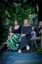 Caroline Mentzel (tv) og Louise With var blandt de forældre, der i december og februar klagede over forholdene i Vesterbro Børneliv. Nu retter de igen kritik af institutionen.  Foto: Miriam Dalsgaard/POLFOTO