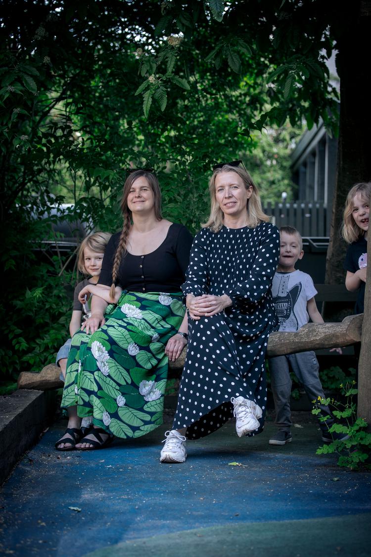 Caroline Mentzel (tv) og Louise With var blandt de forældre, der i december og februar klagede over forholdene i Vesterbro Børneliv. Nu retter de igen kritik af institutionen.  Foto: Miriam Dalsgaard/POLFOTO