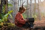 Hjortedrengen Gus er central i serien 'Sweet Tooth'. Han holder af en god bog i skovens dybe stille ro.  Foto: Netflix