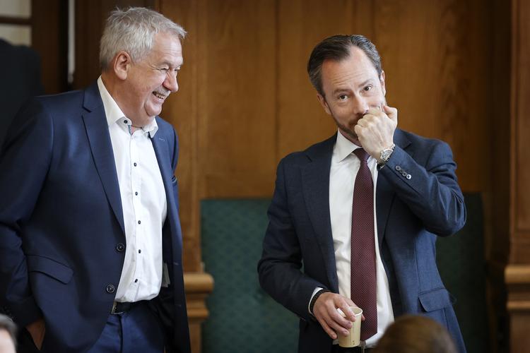 Jakob Ellemann-Jensen og partifællen Hans Chr. Schmidt havde tid til en sludder. Foto: Jens Dresling/POLFOTO