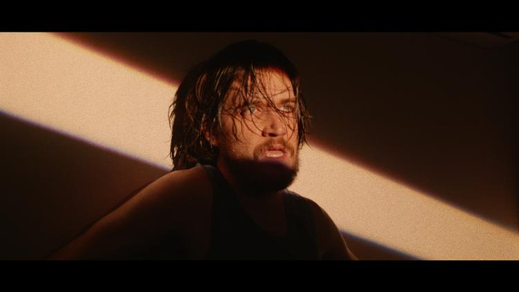 Hår og skæg bliver længere og længere, efterhånden som Burnhams 12 måneder lange isolationsprojekt skrider frem. Pr-foto Netflix