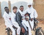 Antikolonialismen sadler op i Niger med Mdou Moctar (nr 2. fra højre) som rød- og hvidglødende guitarist. Foto: Pr-foto