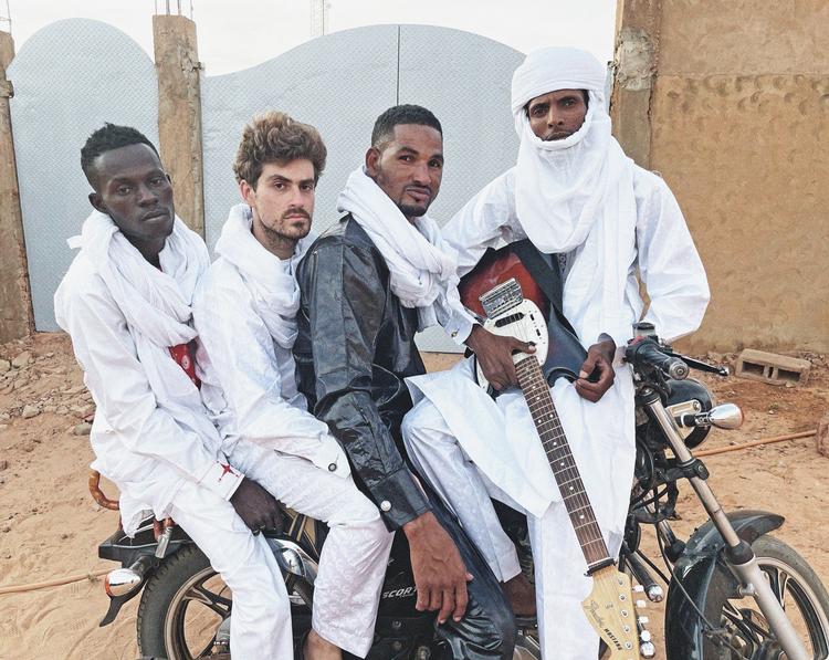 Antikolonialismen sadler op i Niger med Mdou Moctar (nr 2. fra højre) som rød- og hvidglødende guitarist. Foto: Pr-foto