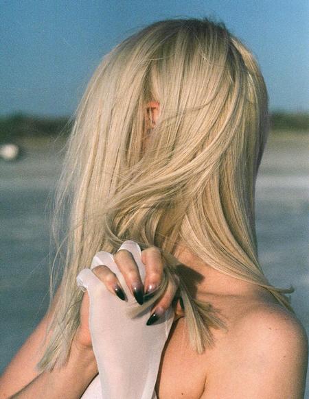 Oplev en af soloudstillerne Ira Lupu til Copenhagen Photo Festival, der har fotograferet fem ukrainske og en mexicansk-amerikansk såkaldt camgirl, der har erfaring med onlinesexarbejde. Foto:  Ira Lupu