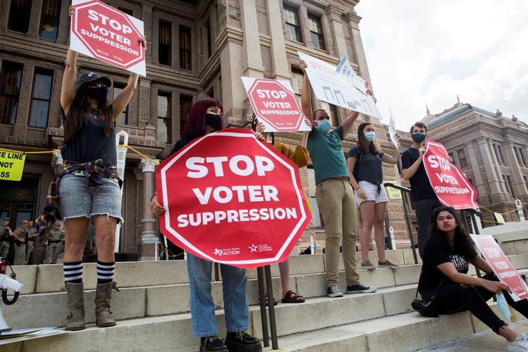 Demonstranter i byen Austin i delstaten Texas protesterer 8. maj 2021 mod lovforslag, der vil stramme reglerne for at stemme.  Foto: Mikala Compton/Ritzau Scanpix