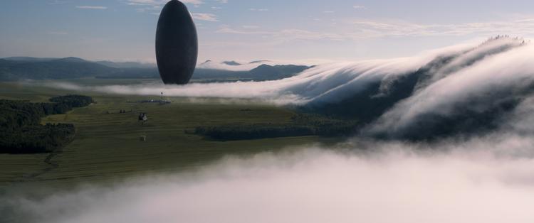I ’Arrival’ står ufoerne som et monumentalt punktum for ethvert sprog, vi forsøger at beskrive dem med.  Foto: UIP