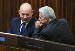 Den israelske oppositionsleder Yair Lapid (th.) i samtale med Naftali Bennett fra det israelske højrefløjsparti Yamina. Foto: Ronen Zvulun/Ritzau Scanpix