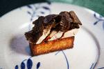 Cowboytoast a la Alan Bates: På en karamelliseret brioche var der lagt et generøst stykke frossen kyllingeparfait, dryppet med 35-års balsamico og toppet med australske trøfler. Foto: Martin Lehmann