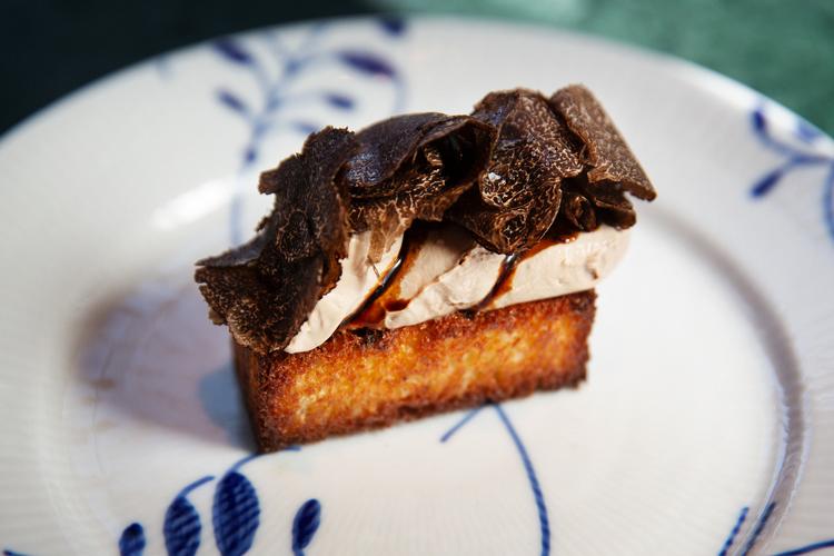 Cowboytoast a la Alan Bates: På en karamelliseret brioche var der lagt et generøst stykke frossen kyllingeparfait, dryppet med 35-års balsamico og toppet med australske trøfler. Foto: Martin Lehmann