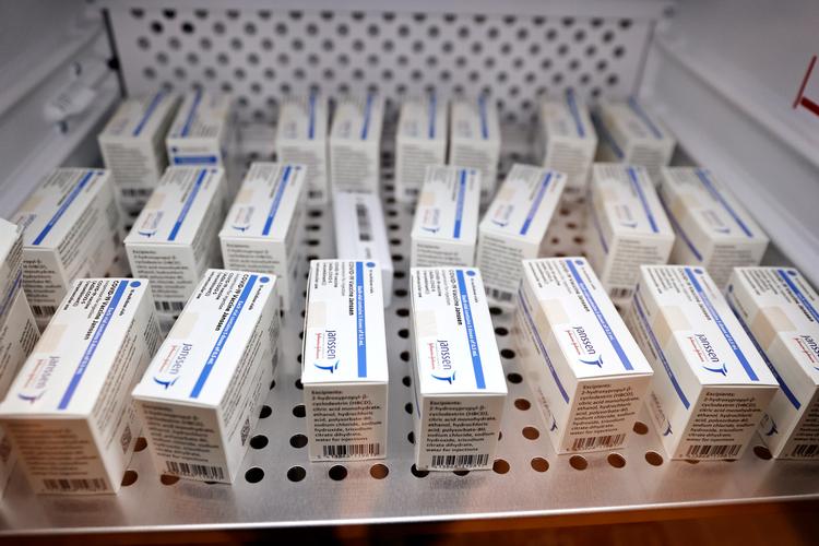 Disse doser vaccine bliver brugt til de frivillige stik, men mange venter stadig på en ny ejermand. Foto: Jens Dresling/POLFOTO