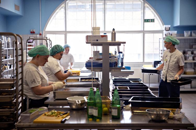 Håndværk. Der smøres, skæres, blandes og serveres mad til patienterne i Bispebjerg og Frederiksberg Hospitals 550 senge. Nu er hele personalet med til en kæmpe omlægning, der skal mindske madspild og madens CO2-belastning med 25 procent. Foto: Marius Renner