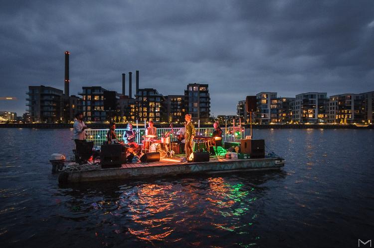 Der er flydende fest i Københavns Havn, når Copenhagen Harbour Parade sejler fra Sydhavn til Refshaleøen lørdag. Foto: AD Garevski/PR