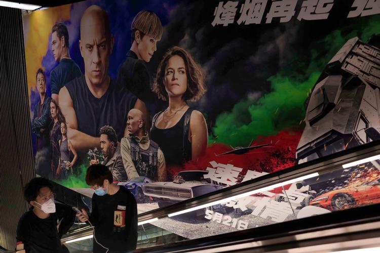 En biografreklame for filmen 'Fast &amp; Furious 9' uden for en biograf i Beijing. En af de medvirkende, John Cena, var lidt hurtig i replikken – og gjorde Kina rasende.   Foto: Ng Han Guan/Ritzau Scanpix