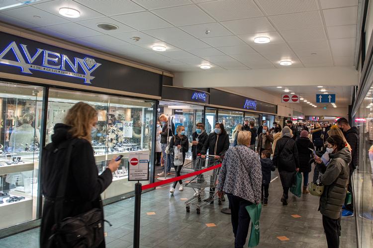 Mette Frederiksen meddelte på et pressemøde før jul, at alle storcentre i Danmark blev lukket ned. Det gav travlhed i Rødovre Centrum. Men danskerne har generelt haft godt gang i forbruget. Foto: Kenneth Meyer