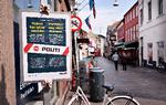 Den populære festgade Jomfru Ane Gade i Aalborg lukker fra torsdag og 14 dage frem for at bremse smitten med covid-19 i byen. Beslutningen er taget efter indstilling fra Epidemikommissionen, som rådgiver regeringen om coronahåndteringen. Nedlukningen gælder serveringssteder beliggende på Jomfru Ane Gade, Jomfru Anes Gård og Ny Mølle Stræde. Foto: Henning Bagger/Ritzau Scanpix