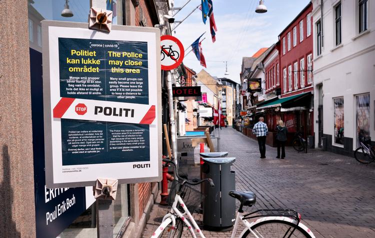 Den populære festgade Jomfru Ane Gade i Aalborg lukker fra torsdag og 14 dage frem for at bremse smitten med covid-19 i byen. Beslutningen er taget efter indstilling fra Epidemikommissionen, som rådgiver regeringen om coronahåndteringen. Nedlukningen gælder serveringssteder beliggende på Jomfru Ane Gade, Jomfru Anes Gård og Ny Mølle Stræde. Foto: Henning Bagger/Ritzau Scanpix
