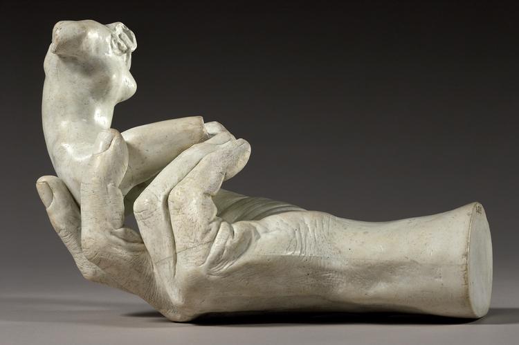 »Hundreder og atter hundreder af figurer, som kun var en smule større end hans hænder, lod han bære alle lidenskabers liv, alle lysters blomstring og alle lasters byrde«, skriver Rilke om Rodin. Fotografiet viser en afstøbning af Rodins hånd, der holder en kvindetorso. Foto: © Musée Rodin/collections du musee Rodin, Paris