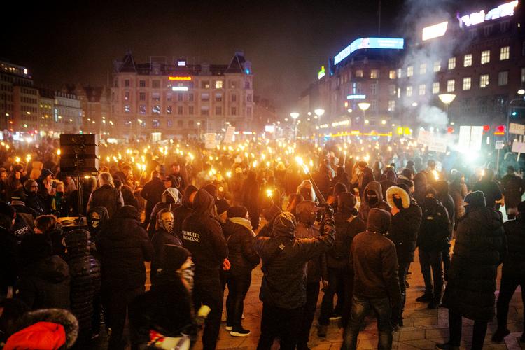 En lovligt varslet demonstration arrangeret af 'Men in Black' 9. januar på Rådhuspladsen gik over gevind og i alt 23 personer blev anholdt. I en lang række sager er demonstranter efterfølgende blevet dobbeltstraffet i byretten. For nylig afviste Østre Landsret imidlertid den særlige coronabestemmelse, 81 d, som udløser lange straffe. På mandag skal den 30-årige Nanna Høpfners ankesag behandles.
 Foto: Martin Lehmann
