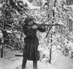     An undated photo of herself from Faye Schulman (then known as Faigel Lazebnik), via Second Story Press. Schulman, a member of the partisan Resistance brigade in Eastern Poland who, after her family was executed, fought the Nazis with both a rifle and a camera, making photos of both German barbarity and Jews' determination to fight back. (Faye Schulman, via Second Story Press via The New York Times) Foto: Faye Schulman/NYT/Ritzau Scanpix-   Foto: Faye Schulman/Ritzau Scanpix