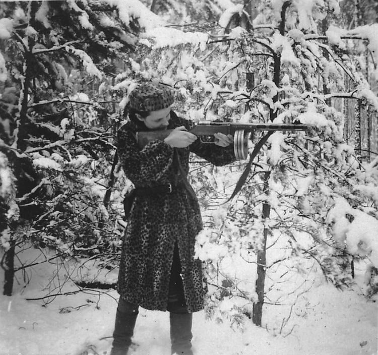     An undated photo of herself from Faye Schulman (then known as Faigel Lazebnik), via Second Story Press. Schulman, a member of the partisan Resistance brigade in Eastern Poland who, after her family was executed, fought the Nazis with both a rifle and a camera, making photos of both German barbarity and Jews' determination to fight back. (Faye Schulman, via Second Story Press via The New York Times) Foto: Faye Schulman/NYT/Ritzau Scanpix-   Foto: Faye Schulman/Ritzau Scanpix
