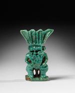 Guder, som man i det gamle Egypten altid ønskede at have i sin nærhed, måtte ikke være store og tunge. Og Bes, som skulle værne én mod alverdens ulykker, var som regel ikke større end en moderne mobiltelefon. Men smuk var han ikke med sit store skæggede hoved og sine korte, skæve ben. Foto: Anders Sune Berg