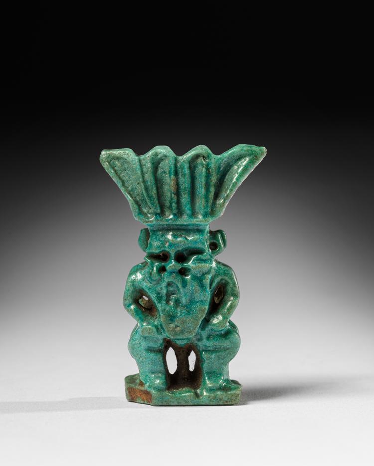 Guder, som man i det gamle Egypten altid ønskede at have i sin nærhed, måtte ikke være store og tunge. Og Bes, som skulle værne én mod alverdens ulykker, var som regel ikke større end en moderne mobiltelefon. Men smuk var han ikke med sit store skæggede hoved og sine korte, skæve ben. Foto: Anders Sune Berg