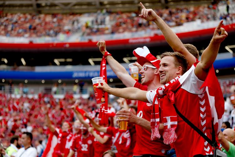 Selv hvis de mest inkarnerede fans følger landsholdet til EM, bliver det med afstand og begrænsninger, og ikke som  her til VM i Rusland i 2018.  Foto: Finn Frandsen/POLFOTO
