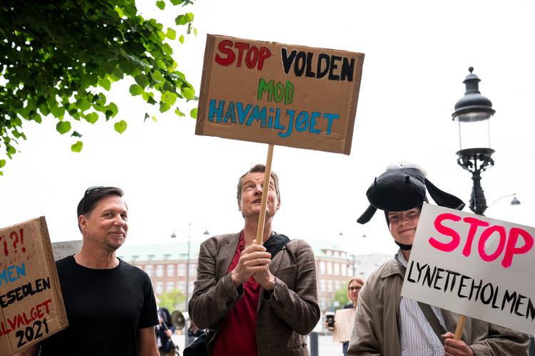 Facebookgruppen Stop Lynetteholm afholder happening udklædt som får, i Rigsdagsgården ved Folketingets hovedtrappe (Foto: Emil Helms/Ritzau Scanpix) Foto: Emil Helms/Ritzau Scanpix