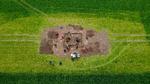 I midten på dette dronefoto ses inderfeltet med 25 mindre felter. Her blev skatten begravet.  Foto: Allan Faurskov