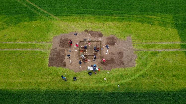 I midten på dette dronefoto ses inderfeltet med 25 mindre felter. Her blev skatten begravet.  Foto: Allan Faurskov