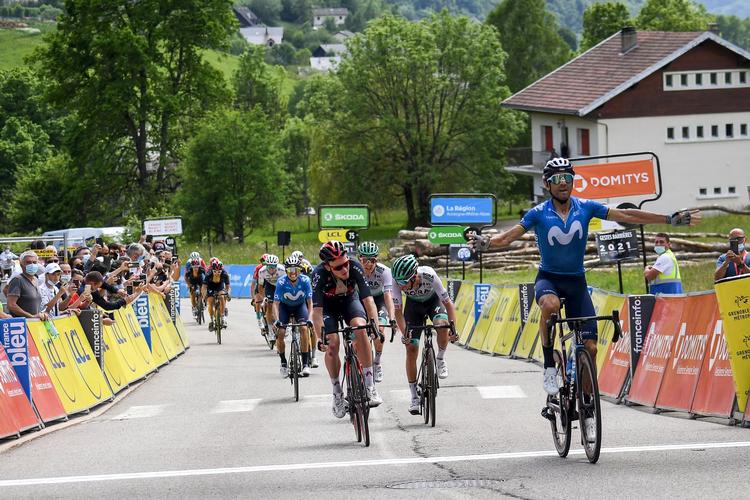 Spanieren Alejandro Valverde har god tid til at juble over sejren på den første bjergetape i Critérium du Dauphiné.
 Foto: Alain Jocard/Ritzau Scanpix