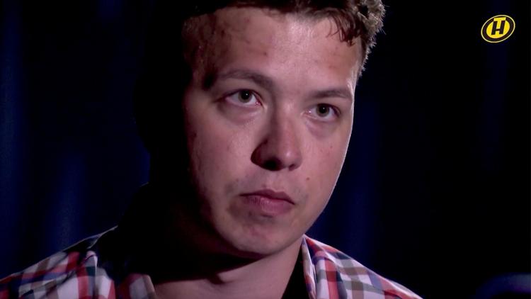 Det halvanden time lange interview med Protasevitj, hvor han ifølge hviderussiske myndigheder ’tilstår’ at have opildnet til uroligheder i hovedstaden Minsk, blev vist på tv torsdag aften. Foto: Ont Tv Channel/Ritzau Scanpix